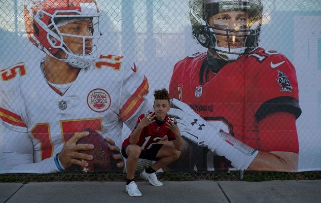 Mahomes (Izquierda) y Brady (Derecha) en un banner del Super Bowl en la ciudad de Tampa, Florida. Foto: EFE