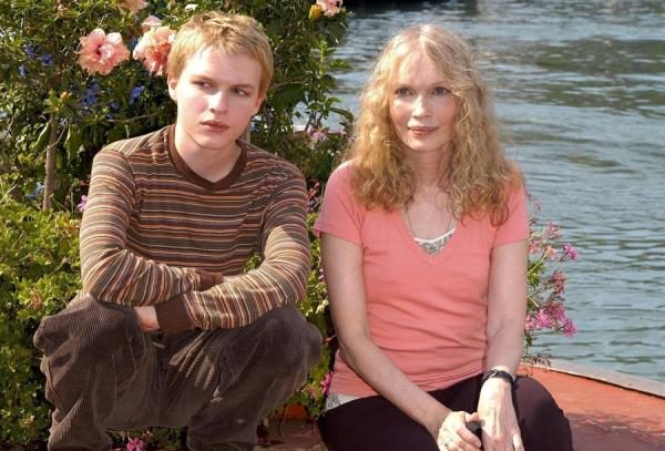 La actriz estadounidense Mia Farrow (d) posa para las fotos con su hijo.