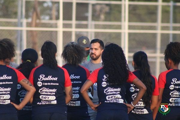 Ignacio "Nacho" Quintana dirige entrenamientos de la selección femenina. Foto: @fepafut