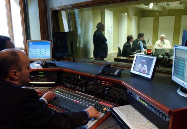 El Papa Benedicto XVI (d) visitaba los estudios de Radio Vaticano,en el 75º aniversario de la emisora, en 2006.