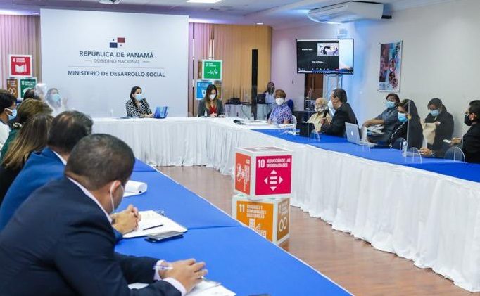 La ministra del Mides, María Inés Castillo, preside la Junta Directiva de la Senniaf. Foto cortesía Mides