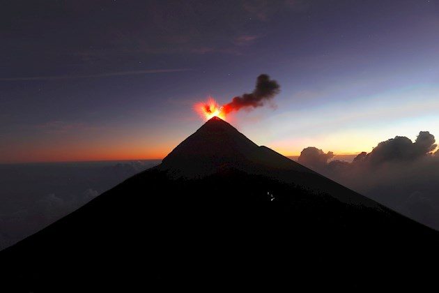 Alertan de dos ríos de lava por efusiva erupción del volcán de Fuego de Guatemala. Foto: EFE