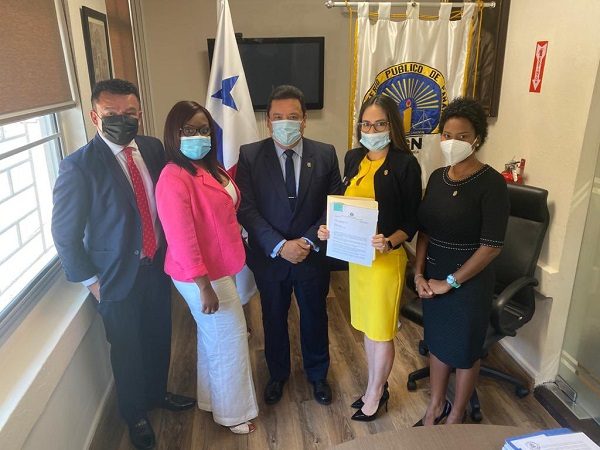 Zulay Rodríguez entrega documentación.