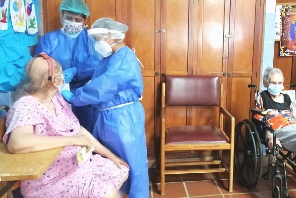 Se vacunaron adultos mayores encamados, que forman parte del Sistema de Atención Domiciliaria Integral (SADI) de la Caja de Seguro Social.