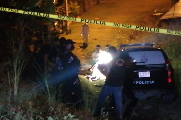 Pasadas las 11 de la noche se llevó a cabo el levantamiento del cuerpo con el fin de identificarlo y determinar las causas de la muerte.