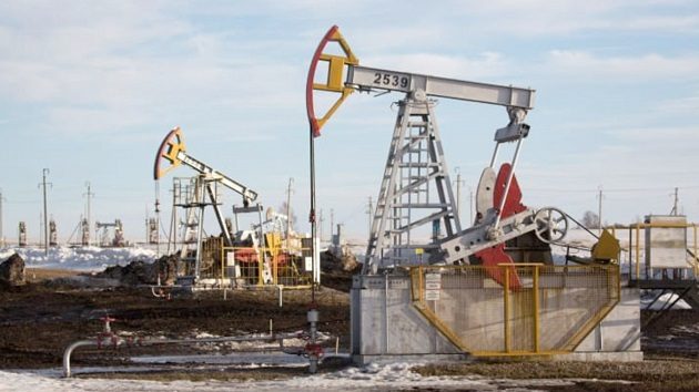 Los contratos de gasolina con vencimiento en marzo subieron. EFE
