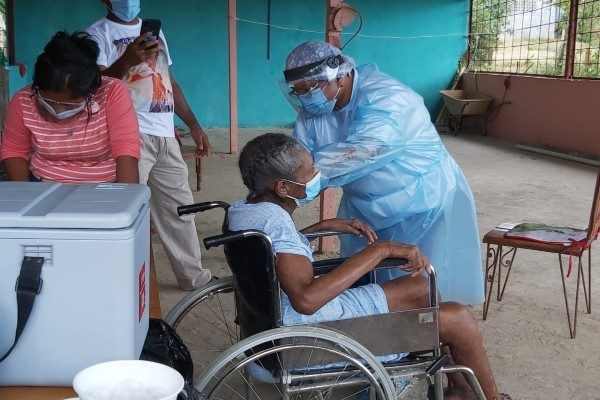 Este sábado el personal del Minsa siguió con la estrategia continua de vacunación para los adultos mayores de 60 años.