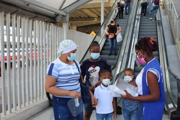 En diferentes puntos del país se entregan pantallas faciales para que en medio de las reaperturas y el uso del transporte, las personas las usen y eviten los contagios.
