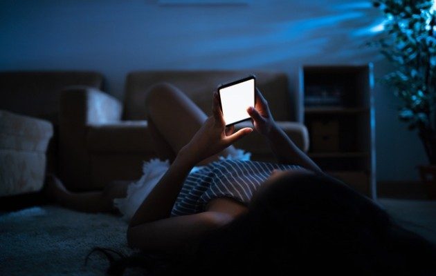 Muchos aprovechan la noche para estar en redes sociales. (Foto ilustrativa: Pixabay)