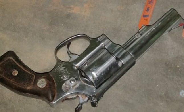 Las sustancias ilícitas, así como el arma y las municiones han sido puestas a órdenes de las unidades competentes.