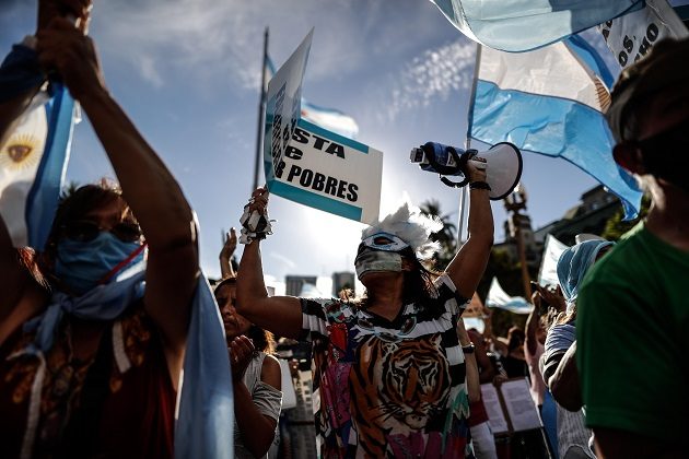 Manifestantes protestan contra el Gobierno, en medio de la fuerte polémica tras conocerse que se habían vacunado con privilegios diversas figuras cercanas al poder. Foto: EFE