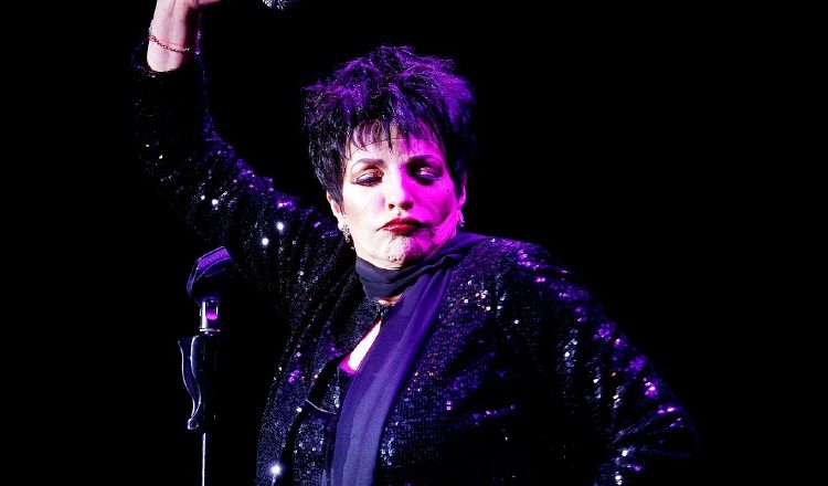 Liza Minnelli baila durante la actuación que ofreció en el Heineken Music Hall de Amsterdam, Holanda en 2009. EFE