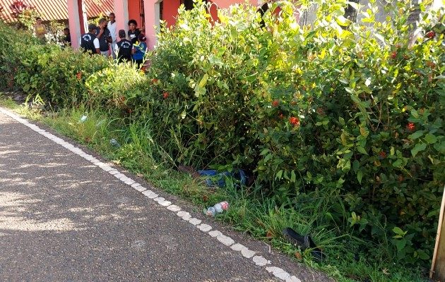 Personal forense del Ministerio Público acudió al lugar para hacer las investigaciones iniciales de este caso de homicidio que se registró en Sabanitas.