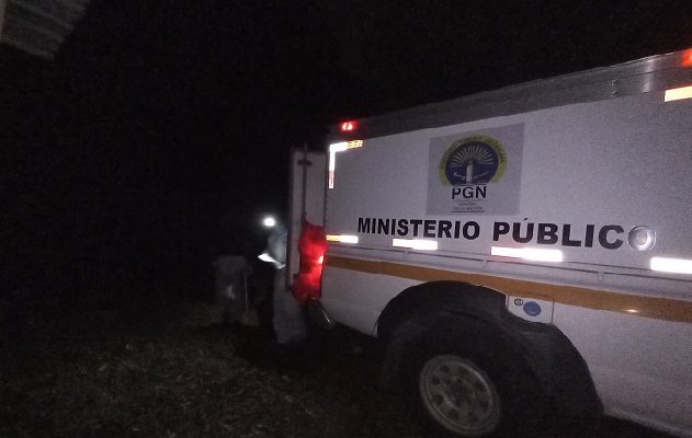 Vecinos del área indicaron que cerca las 4:00 de la tarde de ayer, miércoles, vieron a cuatro personas adentrarse en el camino hacia el punto en donde se encontró el cadáver.