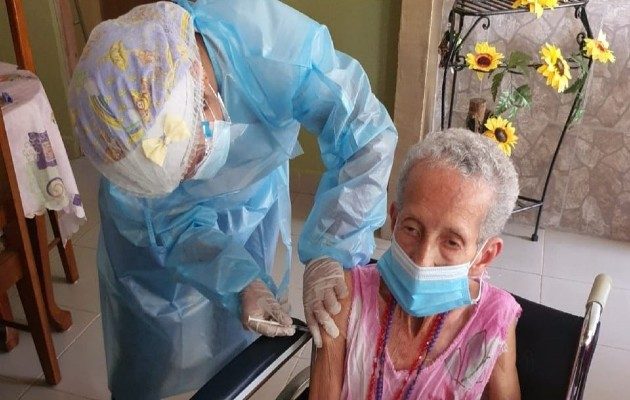 Los equipos de enfermería de los distritos de La Pintada, Natá, Antón, continúan con el proceso de vacunación en las comunidades de manera efectiva, aplicando estas dosis de protección a los grupos priorizados en esta fase.