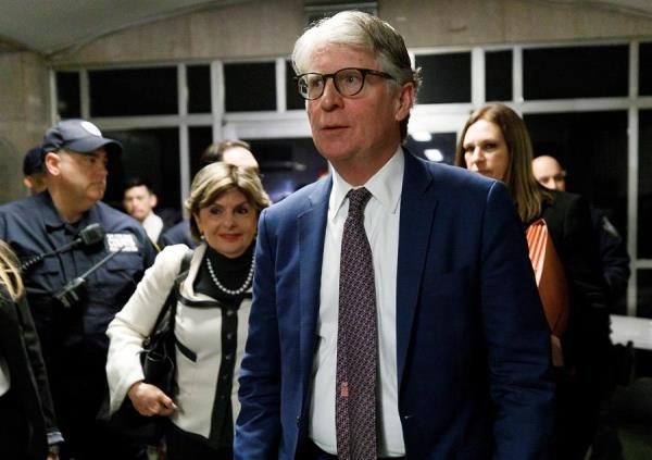 En la imagen, Cyrus Vance (c), fiscal de distrito del condado de Nueva York.