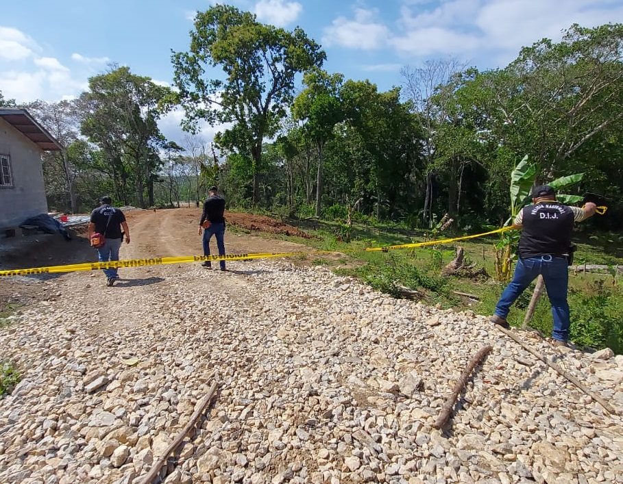 Policías colocaron una cinta amarilla donde ocurrió el hecho de sangre. Foto: Diómedes Sánchez