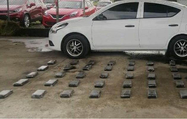 El allanamiento y registro se realizó en coordinación con las autoridades del Ministerio Público, ubicando la sustancia ilícita oculta en el piso del vehículo.