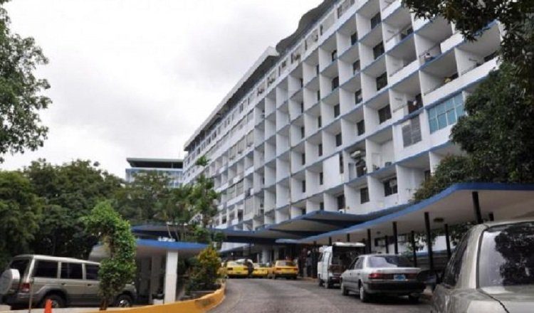 Al ser el hospital más grande del país, en  el Complejo Hospitalario la pandemia se sintió con más fuerza y desgaste para el personal.  Archivo