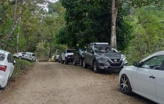 Visitante deja mucha basura en las orillas de río y en el agua del río Boquerón. Foto:Cortesía
