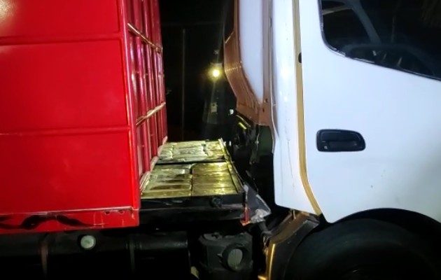 Decomisan supuesta droga oculta en el vagón de vehículo, ingeniosamente modificado. Foto:Senafront