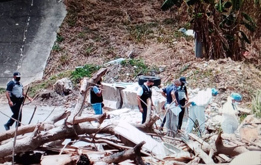 Se presume que la víctima fue ejecutada en otro sitio y su cuerpo abandonado en la alcantarilla. Foto: Eric A. Montenegro