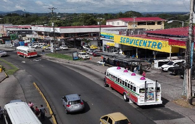 Para los transportistas la inversión de carriles les representa un fuerte gasto.