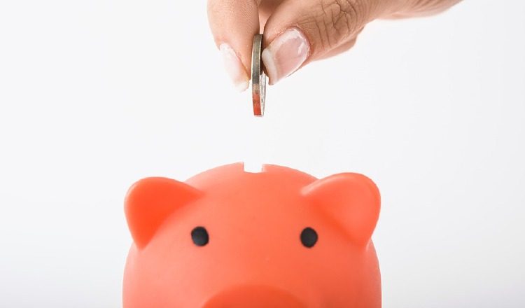 Ahorrar es un ejemplo de cómo lograr una felicidad financiera. Pixabay