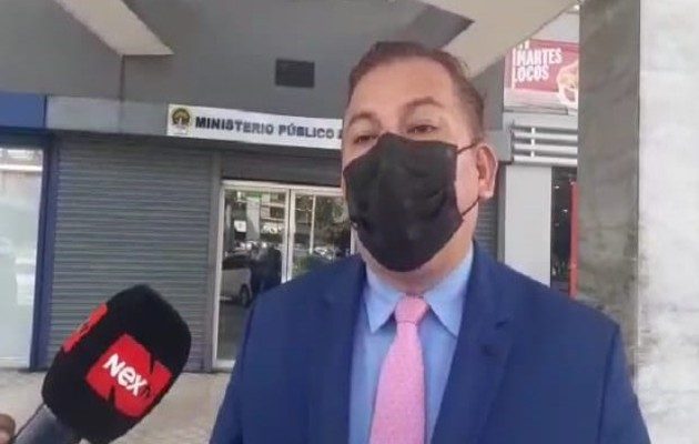 Vega añadió que si existe algún contrato, deben presentarlos y si hay cheques que presenten los cheques, también.