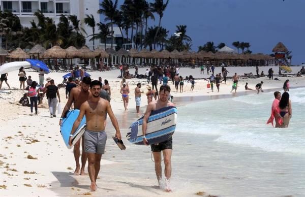 Turistas acuden a las playas el 27 de marzo de 2021, en el balneario de Cancún, en el estado de Quintana Roo, (México).