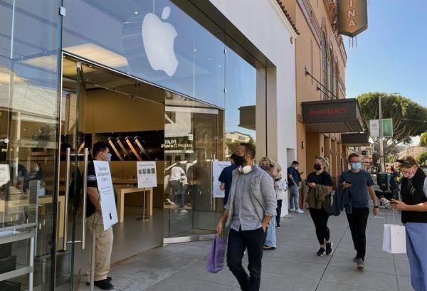Viandantes pasean frente a la tienda Apple del barrio de la Marina de San Francisco, Estados Unidos.