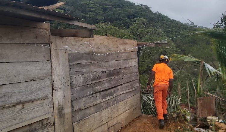 A una humilde vivienda se le desprendió el techo ayer en Santa Marta, La Pintada, en Coclé. Foto de cortesía