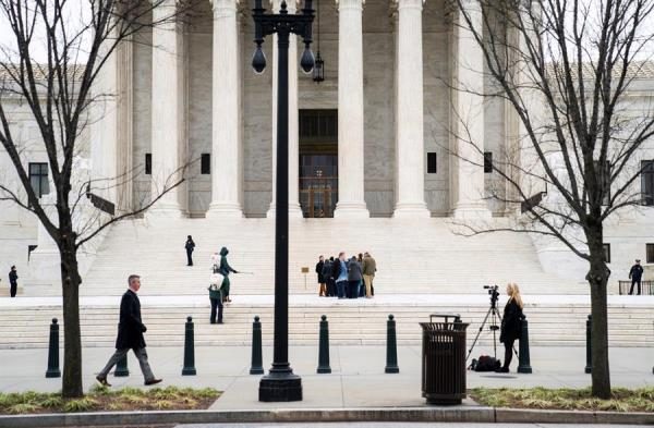 Visitantes se reúnen a la salida de la Corte Suprema en Washington, Estados Unidos.