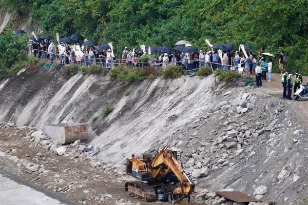 Familiares de las víctimas rezan en el escenario en el que se produjo el descarrilamiento del tren "Taroko Express"