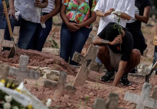 Una mujer víctima de la covid-19 es sepultada en un cementerio de Río de Janeiro (Brasil). EFE