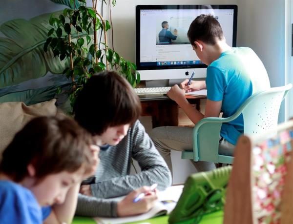 Niños delante de pantallas durante el confinamiento.