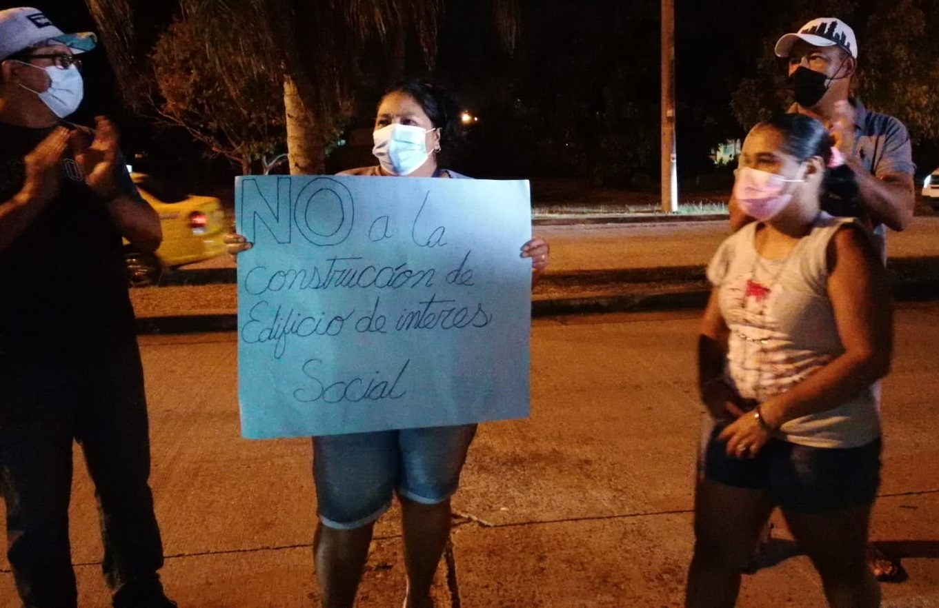 También se manifestaron a orillas de las calles portando pancartas. Foto: Eric A. Montenegro