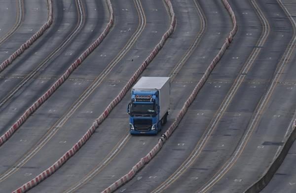 Un camión se aproxima a un control en el puerto británico de Dover, en el Reino Unido. 