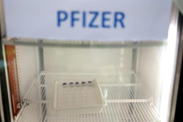 Dosis de la vacuna de Pfizer en un refrigerador.