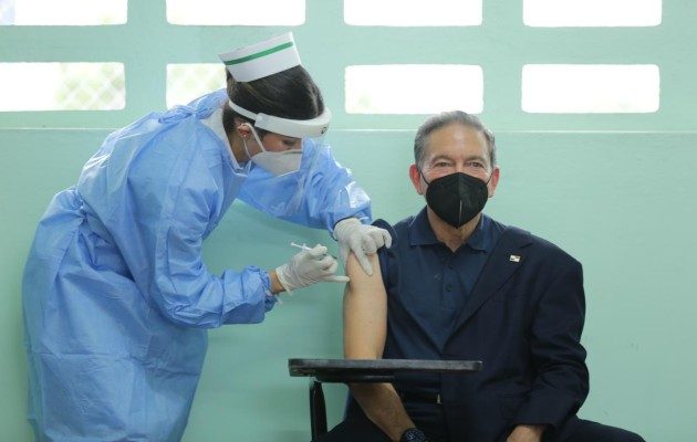 La primera dosis se le aplicó al presidente Cortizo el pasado 9 de marzo en la Escuela Belisario Porras. Foto: Twitter Nito Cortizo.