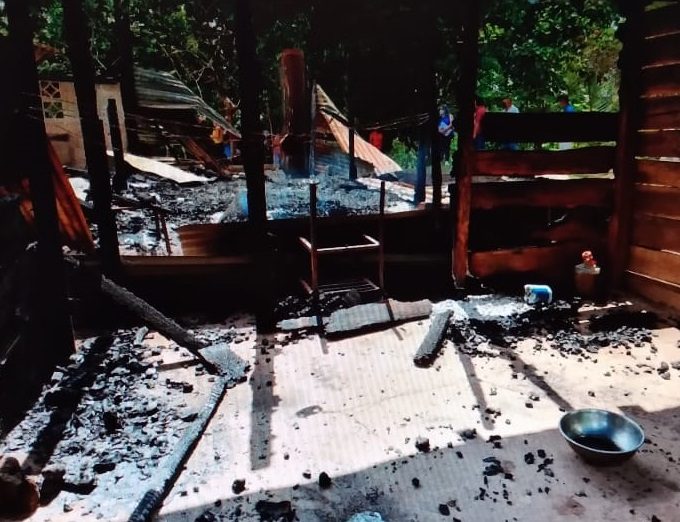 La vivienda incendiada estaba construida de madera y cemento. Foto: Thays Domínguez