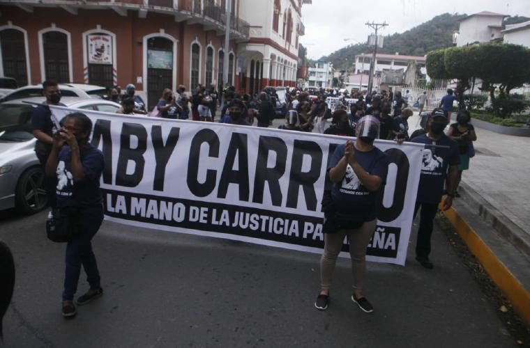 Miembros de Realizando Metas protestan contra intimidación política.