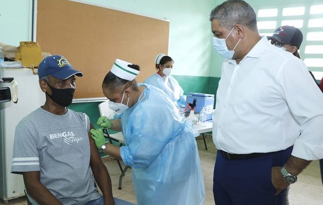 El ministro Luis Sucre pidió respetar el horario de vacunación. Foto: Cortesía Minsa