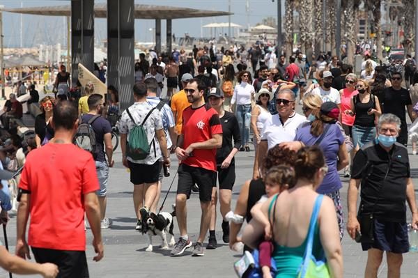 La gente pasea sin mascarilla por el paseo marítimo de Tel Aviv, Israel. EFE