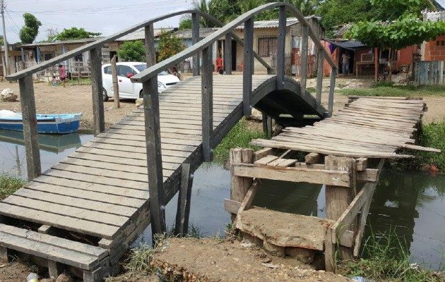 Puentes, mesas de pícnic, gazebos y casas son algunas de los mobiliarios que construye la Fundación Botellas de Amor. Foto: Cortesía