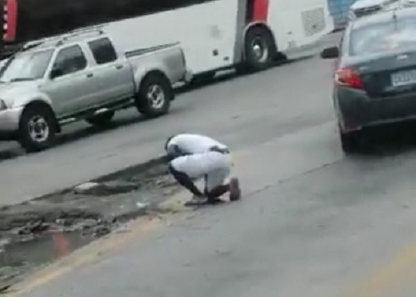 Captura del video en que el buhonero recibió una herida mortal en el pecho con un arma blanca en San Miguelito.