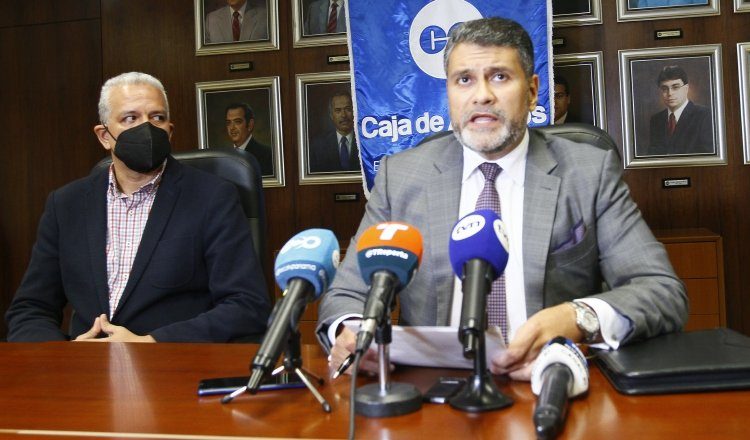 Andrés Farrugia, exgerente general de la Caja de Ahorros, durante la conferencia de prensa que dio la noche del jueves. Foto: Archivo