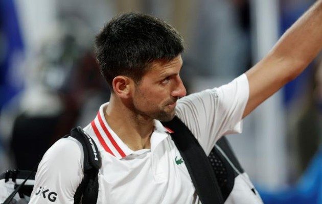 Novak Djokovic, decepcionado tras perder ante el "fenomenal" Aslan Karatsev. Foto: EFE