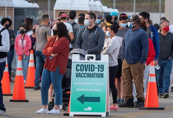 La gente hace fila para recibir la vacuna contra la covid-19 en el sitio de vacunación de FEMA en Miami-Dade, el 5 de abril de 2021.