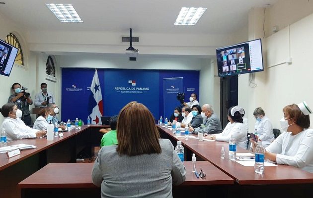 Autoridades y dirigentes tratan de llegar a un acuerdo. Foto: Cortesía Minsa